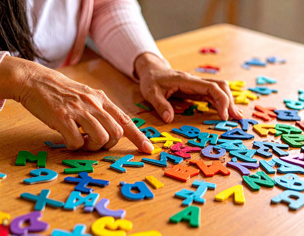 Lesespiele, hier Buchstaben die auf dem Tisch liegen und sortiert werden können.