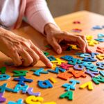 Lesespiele, hier Buchstaben die auf dem Tisch liegen und sortiert werden können.