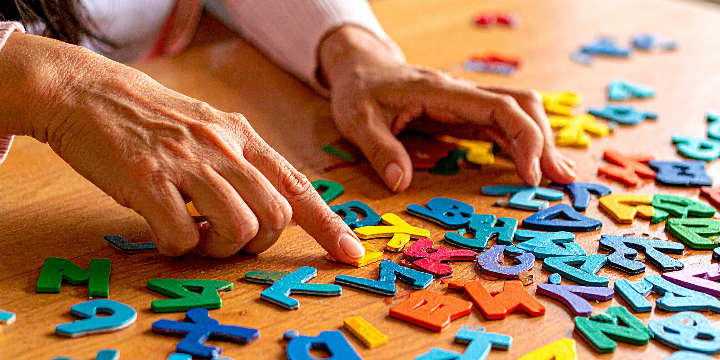 Lesespiele, hier Buchstaben die auf dem Tisch liegen und sortiert werden können.