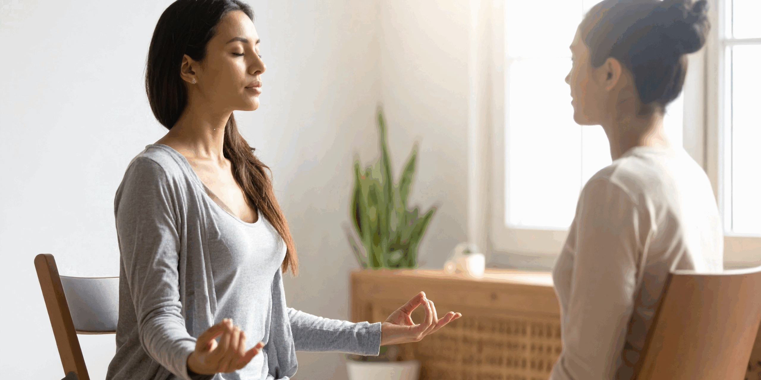 Coaching oder Supervision, Klientin führt gerade eine kleine Achtsamkeitsübung durch